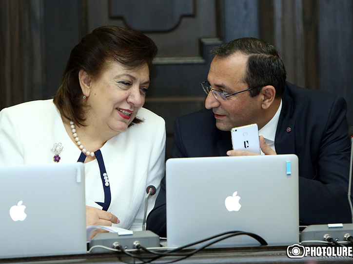 ministr_ekonomiki_armenii_pokhvastalsya_pered_kollegami_svoim_novym_armphone - рис.1