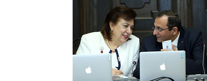 ՀՀ էկոնոմիկայի նախարարը գործընկերներին ցուցադրել է իր նոր ArmPhone–ը