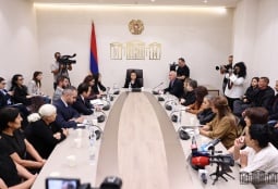 Жилье, соцподдержка и правовой статус: в парламенте Армении обсудили проблемы семей пропавших без вести и погибших военных