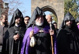 Կաթողիկոսը հայտարարել է, որ կապ չկա վարչապետի բարենորոգման ծրագրին միացած եկեղեցականների հետ