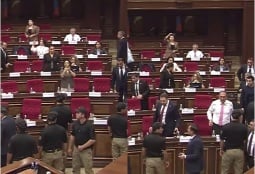 «Выйдите из зала!»: в парламенте Армении вспыхнула перепалка между вице-спикером от правящей фракции и оппозицией