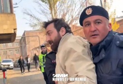 Назвавшего имя Католикоса активиста насильно вывели из церкви Сурб Саркис во время литургии (ВИДЕО)