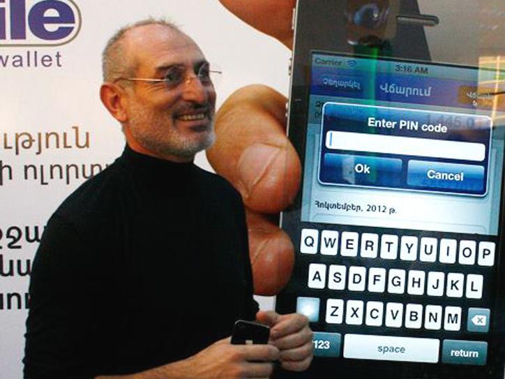 Стив Джобс «появился» в Ереване на выставке «Digitec Expo 2012»