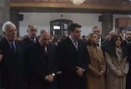 Пашинян участвует в литургии в церкви «Семь Ран» в Гюмри