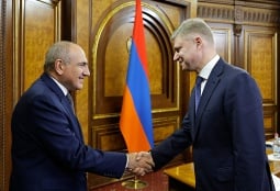 Премьер Армении и глава РЖД договорились создать рабочую группу по проблемам железной дороги