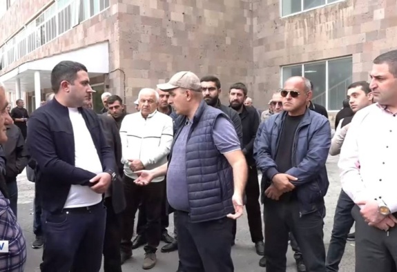 «Հրազդան Ցեմենտ»-ի աշխատակիցները ակցիա են իրականացնում․ պատճառը գնման գործարքի ձգձգումն է