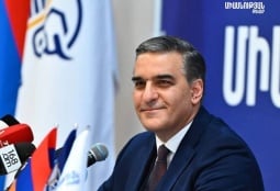 Власти Армении при решении проблем должны руководствоваться интересами своей страны – Татоян