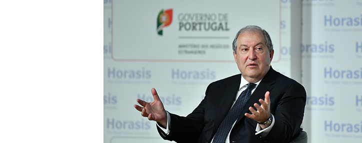 Президент Армении назвал соцсети современным методом политической деятельности