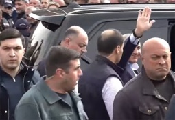 Пашинян покинул Оганаванк, не пообщавшись со СМИ