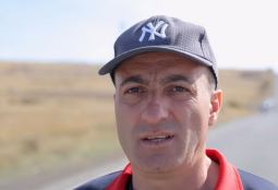 Армянский спортсмен Роман Саградян установил рекорд Гиннесса, выполнив 70 оборотов на турнике между движущимися грузовиками (ВИДЕО)