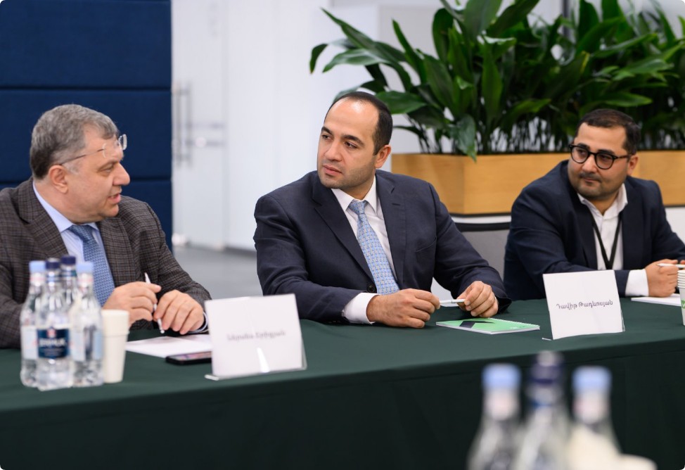 ԲՏԱԱԲ նախարարն այցելել է imID գրասենյակ և imID հավելվածում ակտիվացրել  իր թվային ինքնությունը (ՖՈՏՈ)