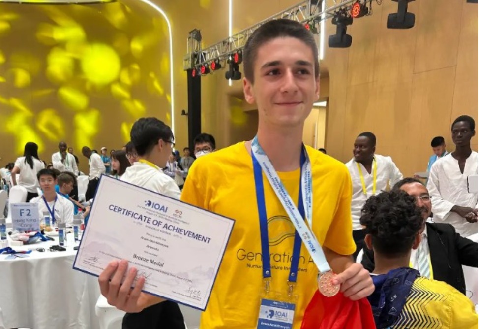 Армянский школьник завоевал бронзу Второй Международной олимпиады по ИИ